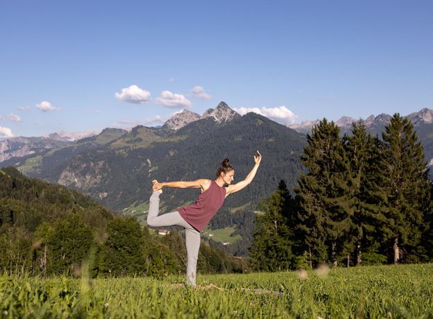 Sommeryoga mit Frühstück auf der Sonnenterasse Sonntag-Stein